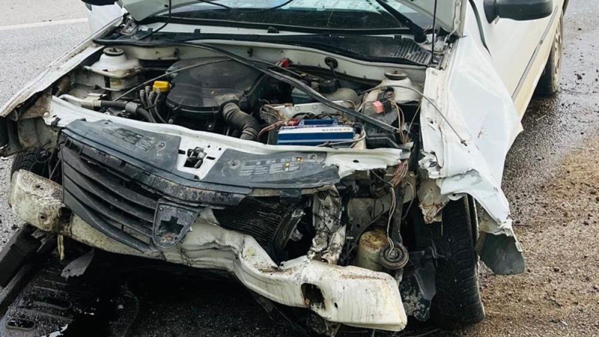 Kırıkkale'de alkollü sürücü otomobiliyle demir bariyerlere çarptı: 2 yaralı 2 kirikkalede alkollu surucu otomobiliyle demir bariyerlere carpti 2 yarali 1 IJXcGQqG