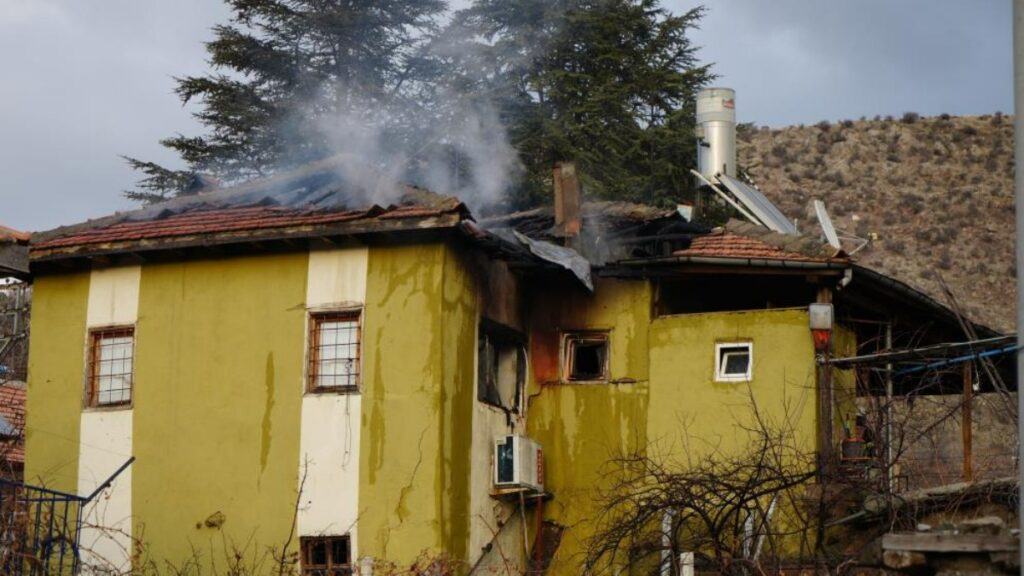 kirikkalede evde cikan yanginda mahsur kalan yasli kadin oldu NHLFfjue