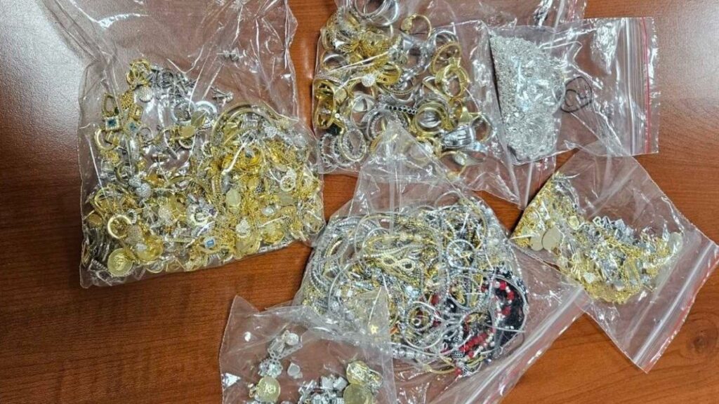 kirklarelide sahislar vucutlarina sakladiklari takilarla yakalandi XEbNcCtG