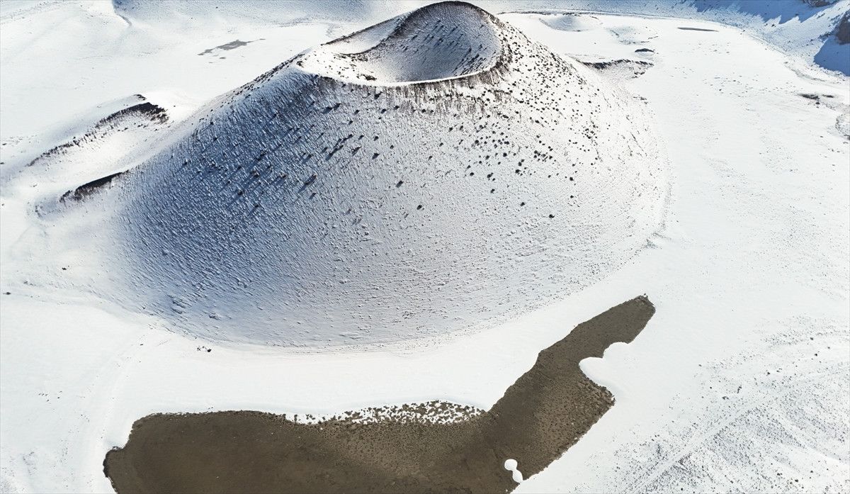 konyada meke golu kar yagisinin ardindan beyaza burundu 0 1cQTVRMc