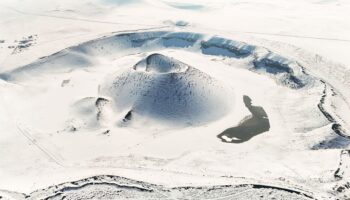konyada meke golu kar yagisinin ardindan beyaza burundu aa2tTaqx