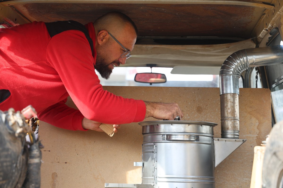 konyada tavuklarini soba kurdugu otomobilde gezdiren esnaf 0 Y82C7wQE