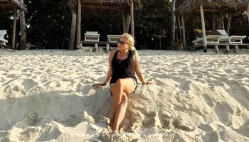 kubaya gitti 61 yasindaki yonca evcimik bikini video yayinladi VpJS6TFe