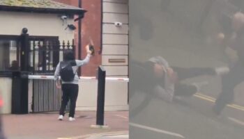 londradaki turk konsoloslugu onunde kuran i kerim yakildi L75CwTVa