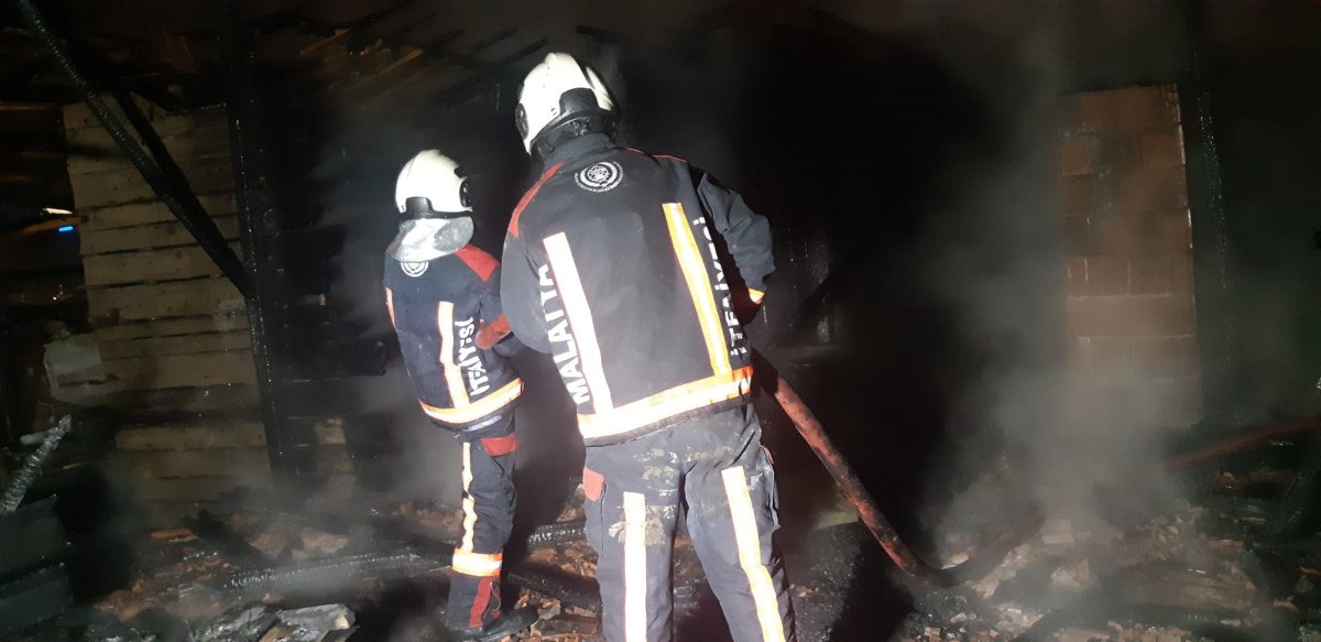 malatyada hasarli binada yangin panigi 0 fJATvdOg