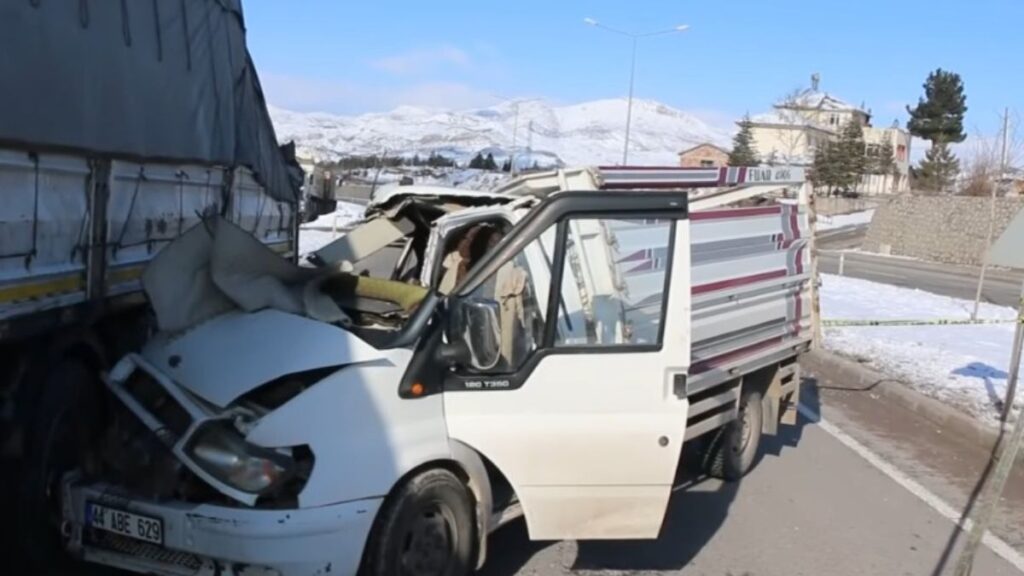 malatyada kamyonet tira carpti AglNIOnH