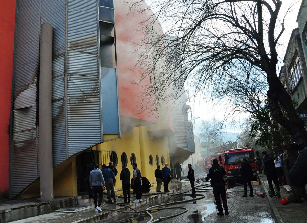 Manisa'da ayakkabıcılar sitesinde yangın 1 manisada ayakkabicilar sitesinde yangin 0