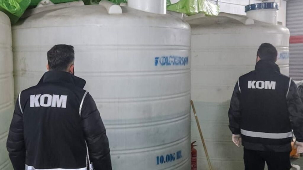 manisada kacak alkol operasyonu binlerce litre etil alkol ele gecirildi pPb6wKZq