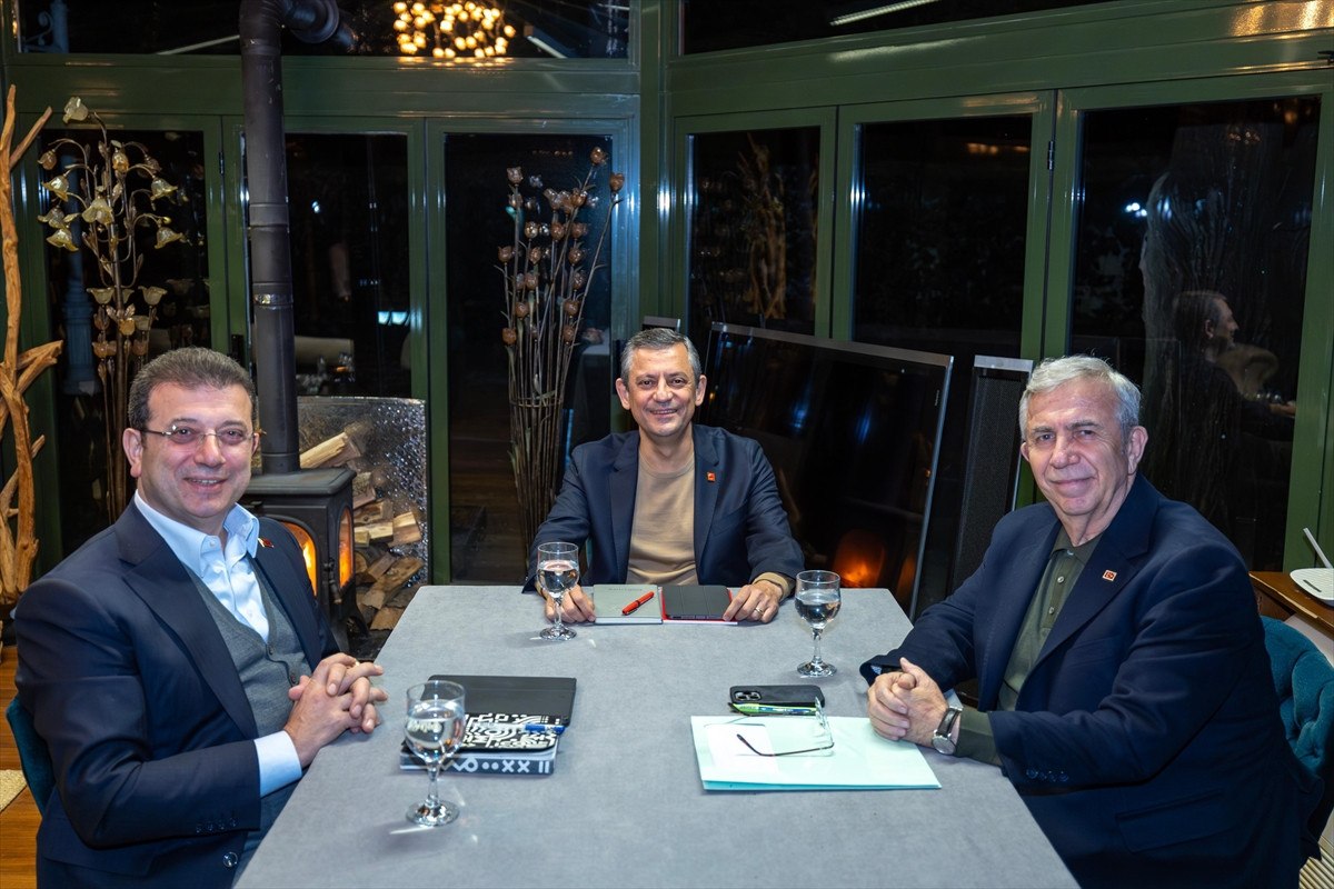 Mansur Yavaş'ın 3'lü görüşmede okuduğu yazıdan dikkat çeken ayrıntı 1 mansur yavasin 3lu gorusmede okudugu yazidan dikkat ceken ayrinti 0 1lXObBVD