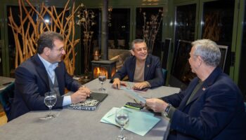 mansur yavasin 3lu gorusmede okudugu yazidan dikkat ceken ayrinti teTLFmzM