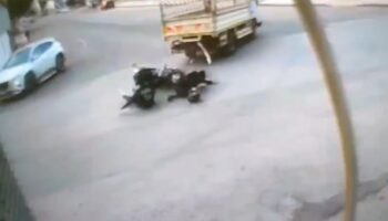 mersinde kamyonetin altinda kalmaktan saniyelerle kurtuldular ftWKBn4r