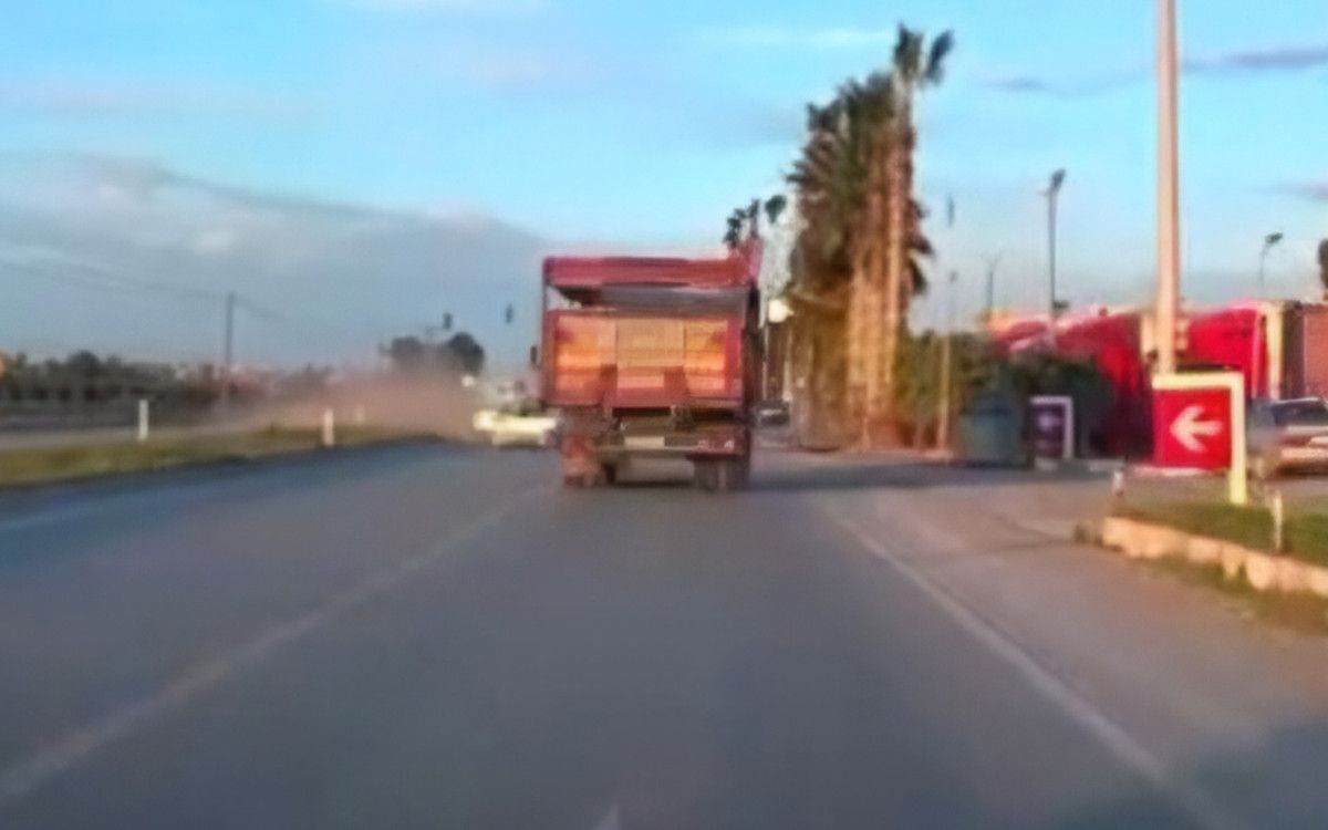 mersinde kamyonla carpisan otomobilin surucusu oldu 0 bhWHEdbE