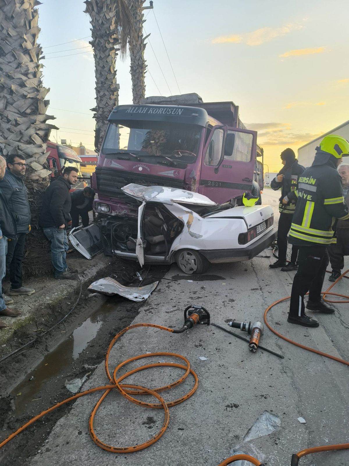 mersinde kamyonla carpisan otomobilin surucusu oldu 1 81fhAtfq