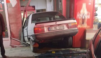 mersinde kontrolden cikan otomobil firina daldi BvYe3k5i