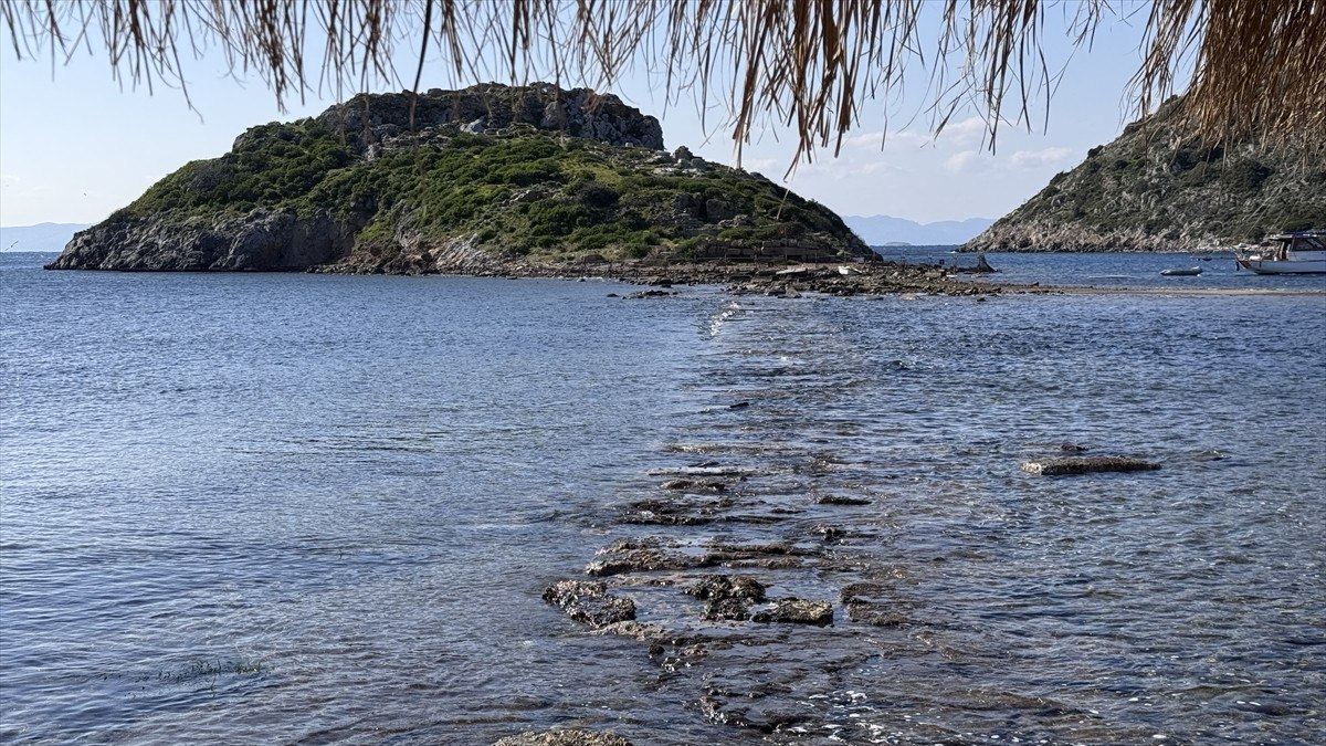 mugla bodrumda deniz suyunu cekildi gumuslukteki kral yolu ortaya cikti 2 O3Kwbctd