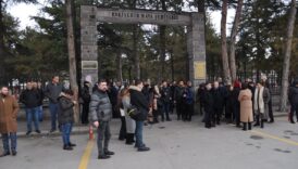 musavat dervisoglu sehit ailelerini sogukta bekletti X7M7znpX