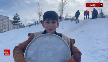 musta cocuklar tepsi legen ve posetle kaydi VgDGAeGc