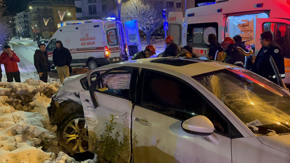 nevsehirde otomobiller kavsakta carpisti 4 yarali 0 YgrWfFOc