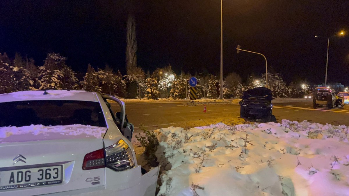 nevsehirde otomobiller kavsakta carpisti 4 yarali 1 jNYZSRl1