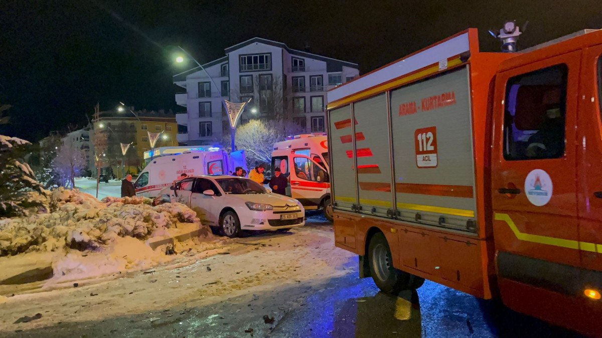 nevsehirde otomobiller kavsakta carpisti 4 yarali 2 MGhA6WRc