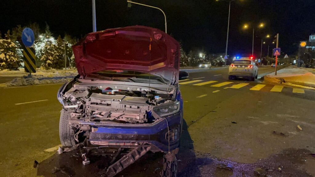 nevsehirde otomobiller kavsakta carpisti 4 yarali bdCW8uUY