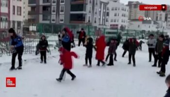 nevsehirde polisler ile ogrenciler kartopu savasi yapti rcjATBe8