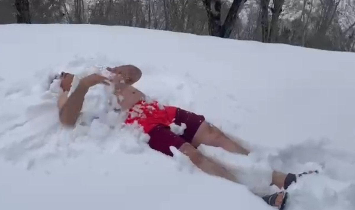 orduda evinin onunde kar banyosu 0 m74RnJH3