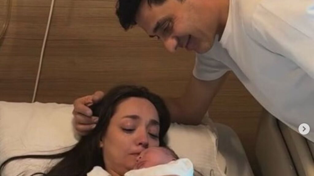 oyuncu cansel elcin bebegiyle paylasim yapti vykXmM3J