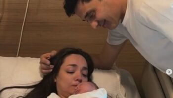 oyuncu cansel elcin bebegiyle paylasim yapti vykXmM3J