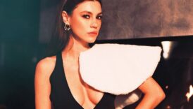 oyuncu yusra geyik yine cok cesur gomleginin dugmelerini acikta birakti Qzp4mJff