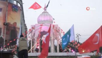 pakistanda cumhurbaskani erdoganin ziyareti serefine turk bayraklari asildi vsKMRw4W