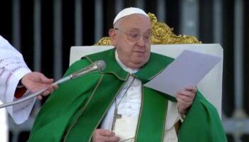 papa franciscus nefes almakta gucluk cektigi icin konusmasini yardimcisi tamamladi EpZXb3Y6