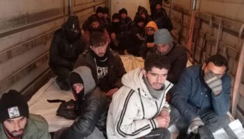 rusyadan gelen ham kaucuk yuklu tirdan 24 kacak gocmen cikti nJSY4x7Z