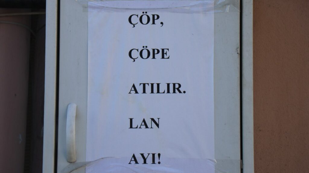 sakaryada yere cop atanlara kizip direklere uyari asti ryr9nfCY