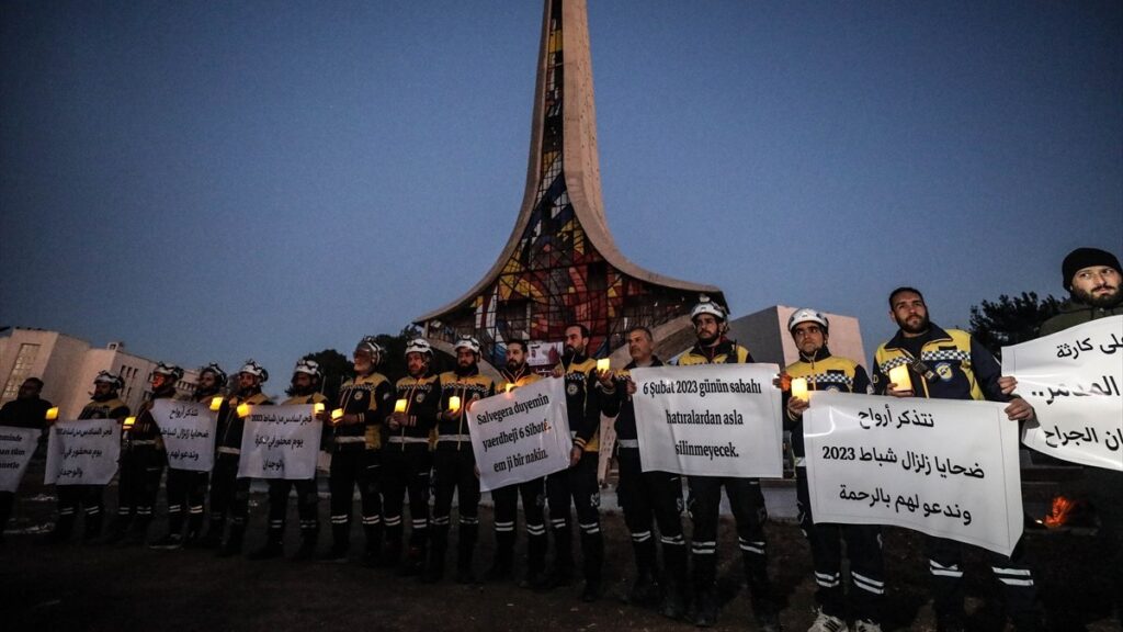 sam deprem kurbanlarini anmak icin toplandi iv8T91xr