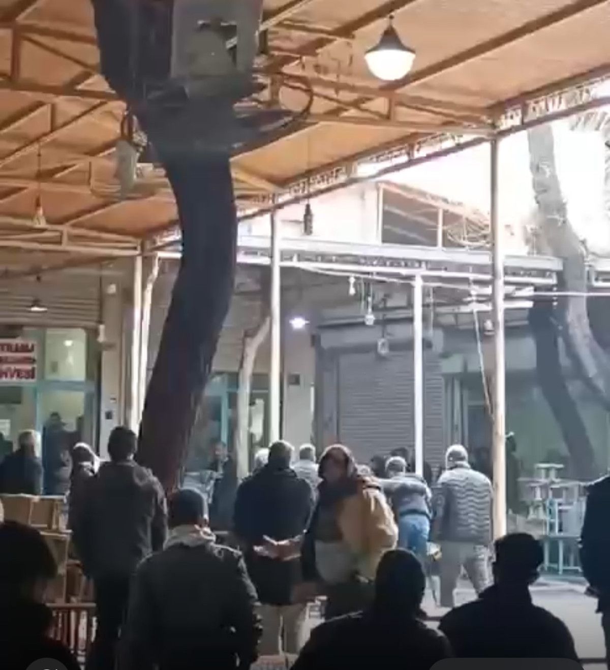 sanliurfada kahvehanede sandalyeler havada ucustu 0 sg3NA3sq