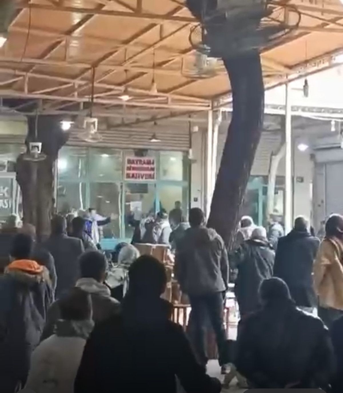 sanliurfada kahvehanede sandalyeler havada ucustu 1 FzQBIPuk