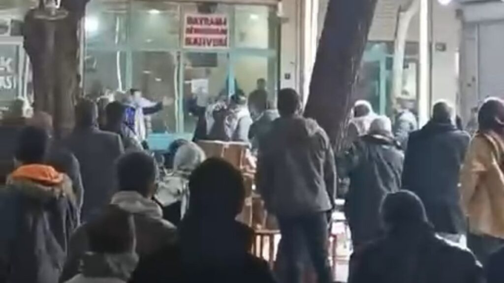 sanliurfada kahvehanede sandalyeler havada ucustu 8GFuLfLN