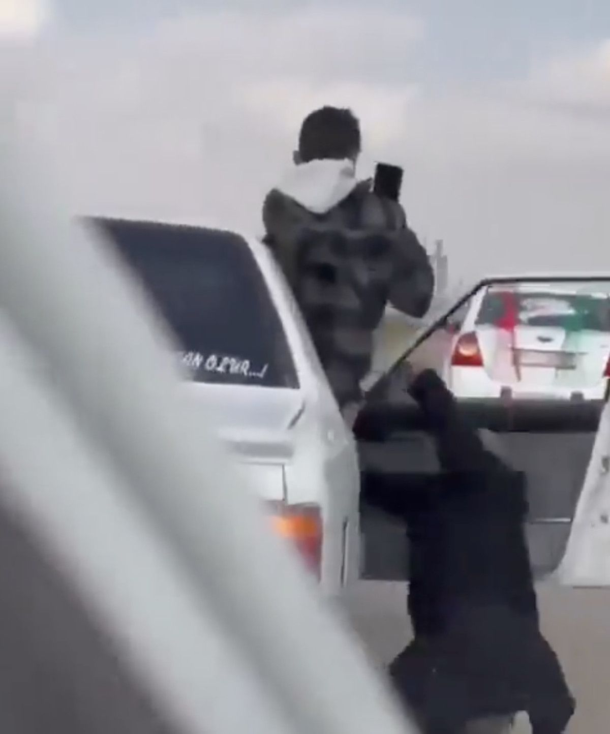 Şanlıurfa'da konvoyda havaya ateş ederken araçtan düştü 1 sanliurfada konvoyda havaya ates ederken aractan dustu 0 EPdGqQiH