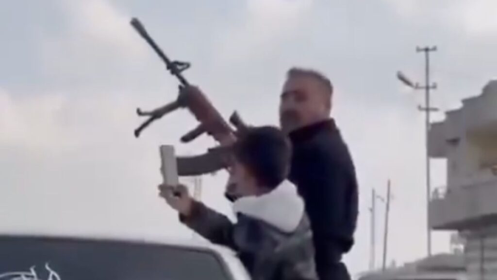 sanliurfada konvoyda havaya ates ederken aractan dustu zrS5MpbZ