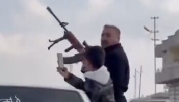 sanliurfada konvoyda havaya ates ederken aractan dustu zrS5MpbZ