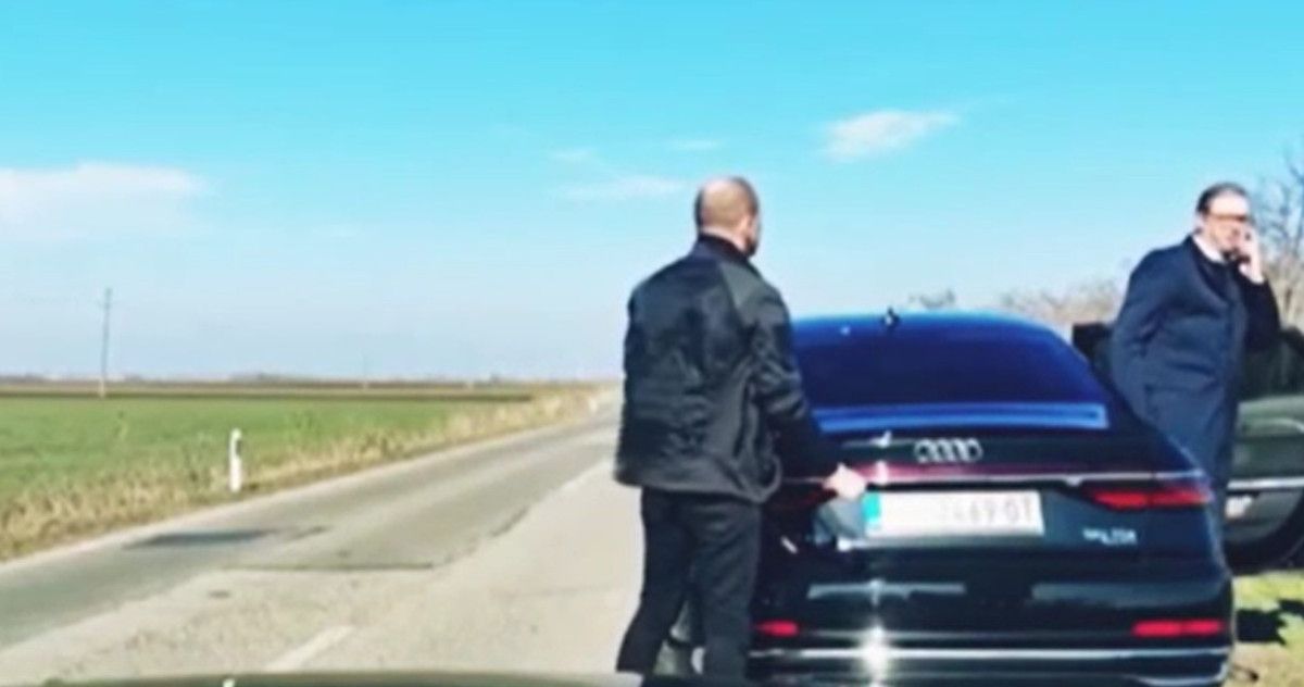 sirbistan cumhurbaskani vucicin makam aracinin lastigi yerinden firladi 0 Y61Reqta