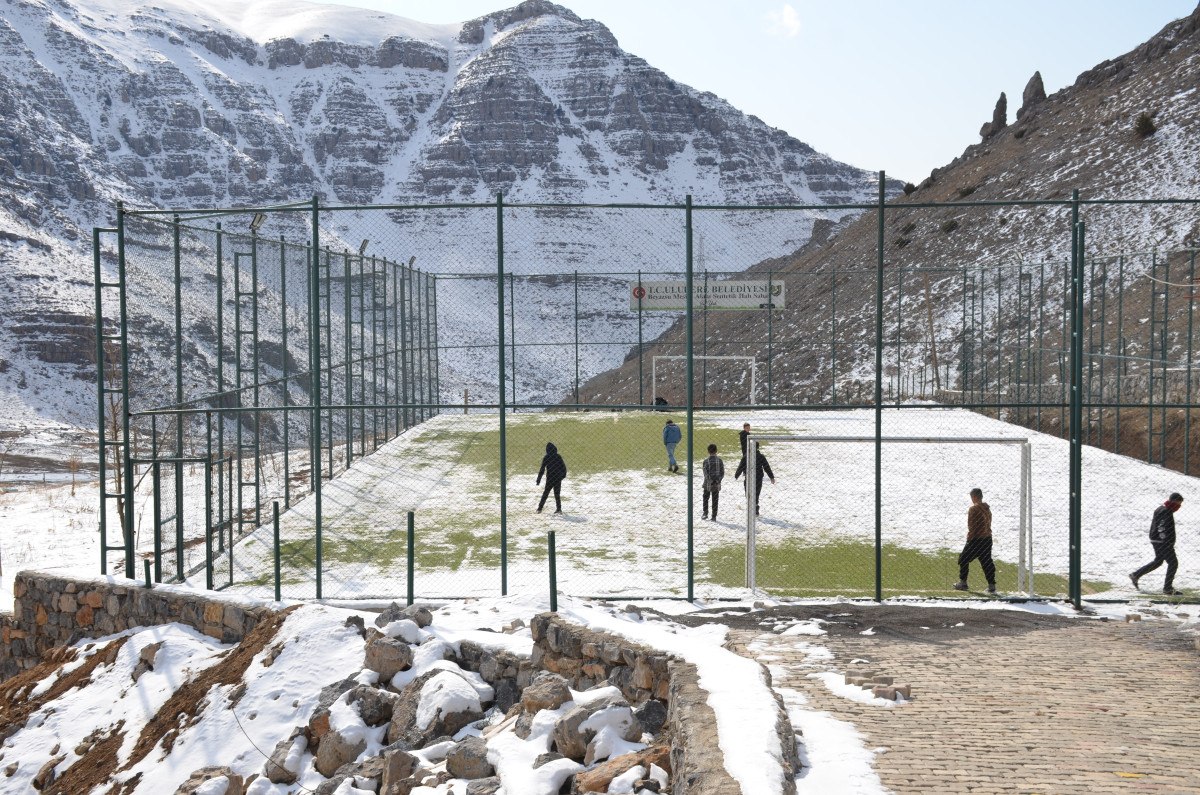 sirnakta cocuklarin futbol aski gorenlerin kalbini isitiyor 1 5g9m5GKB