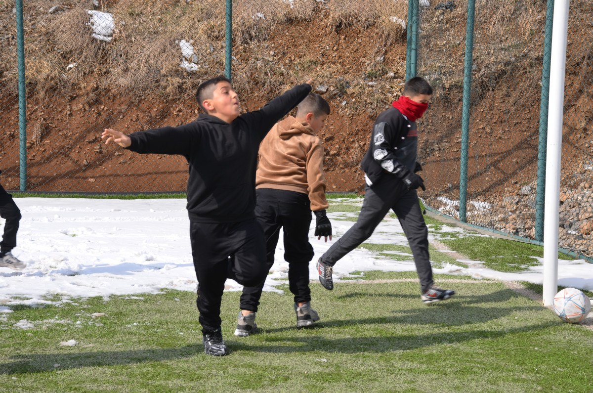 sirnakta cocuklarin futbol aski gorenlerin kalbini isitiyor 2 q6v6FziO
