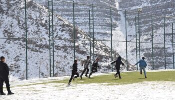 sirnakta cocuklarin futbol aski gorenlerin kalbini isitiyor pjtvRH7E
