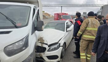 sirnakta otomobil ile kamyonet carpisti 5 yarali Ig6illtP