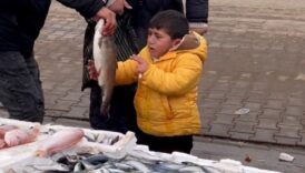 sivasta istedigi baligi alamayinca agladi hediye edilince sarilarak uzaklasti 9PxfdEPw