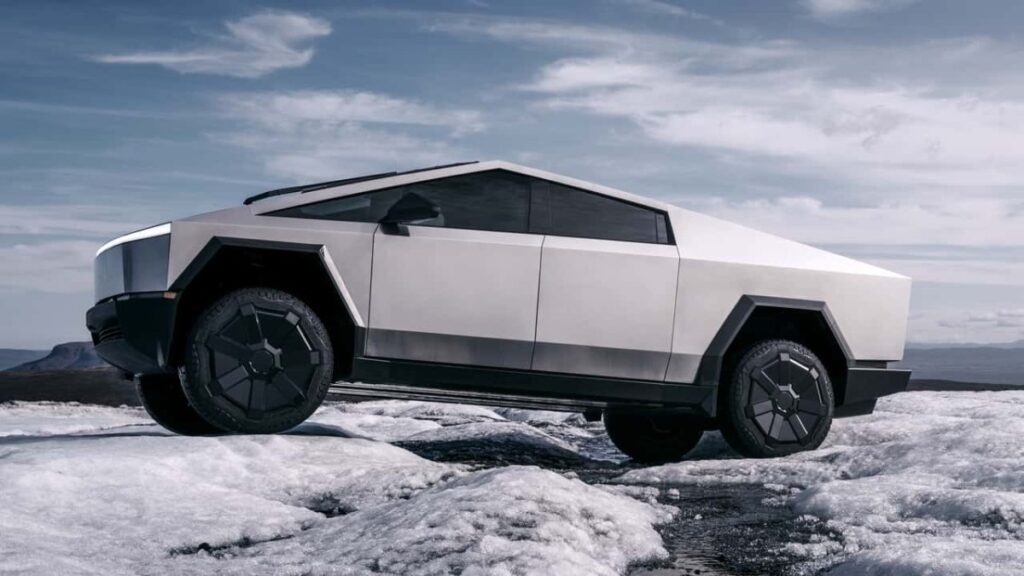 tesla cybertruck otomatik pilottayken kaza yapti GTIh1XdQ