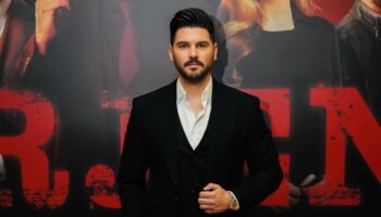 tolgahan sayismandan yildonumu kutlamasi ailemizin kralicesi iyi ki varsin 4YOtJNNc