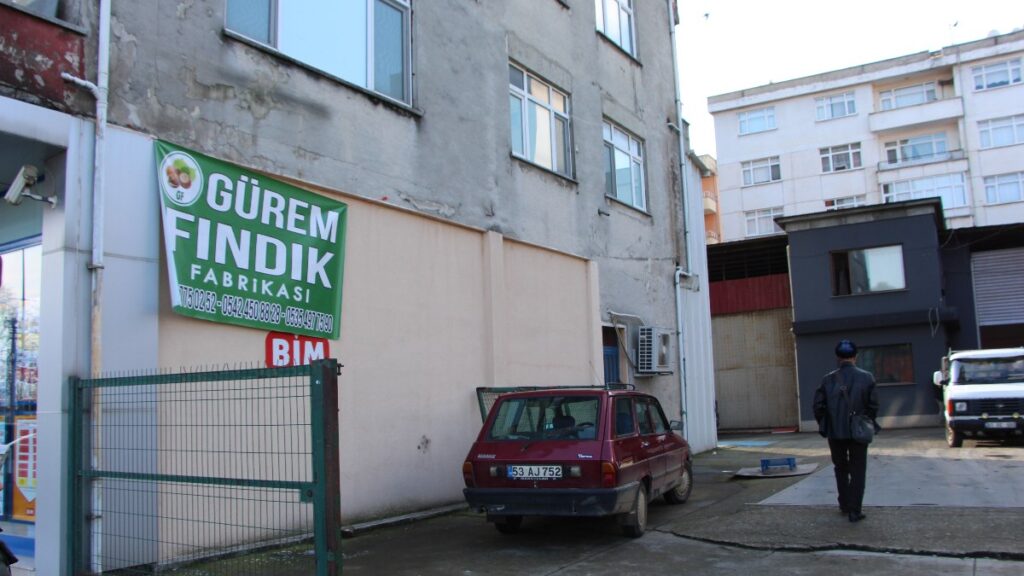 trabzonda bir tuccar parasini odemedigi milyarlarca liralik findikla kayiplara karisti qhEtsGzq